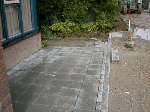 stoep rechts van de ingang...