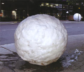 als het nog donker was werd de sneeuwbal op zijn plek gelegd...