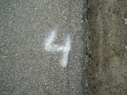 nummer 4 met verf, een beetje verregend...