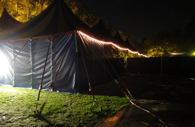 het laatste beeld van het festival voor ons - de achterkant van de grote tent...