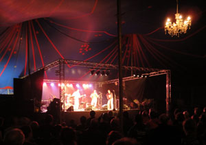 het podium van de grote tent...