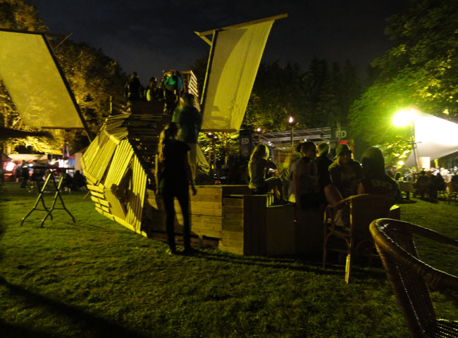 centraal op folkwoods - een houten draak...