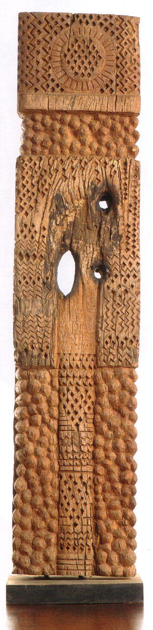 houten beeld met brandgaten...