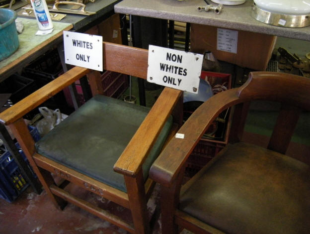 op rommelmarkten kun je dit soort bordjes voor veel geld kopen