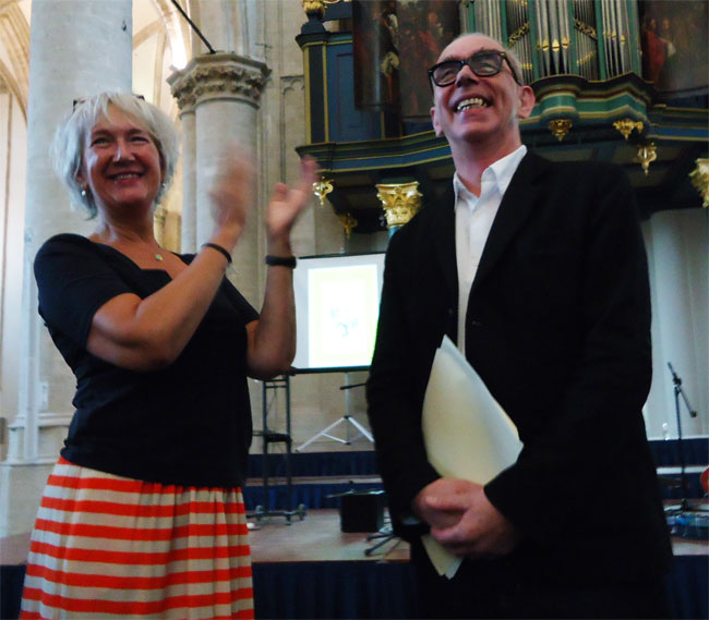 joost swarte en zijn vrouw nemen een staande ovatie in ontvangst...