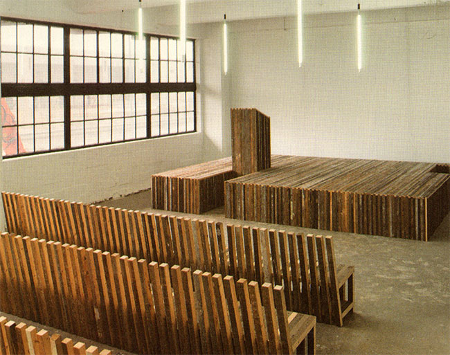 stoelen en podium...