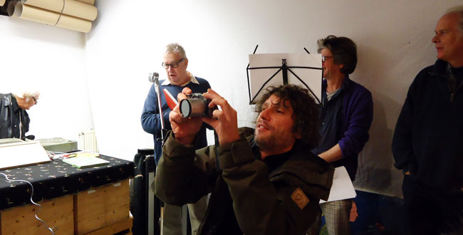 kousemaker fotografeert het publiek