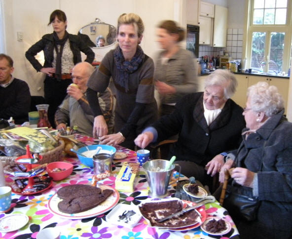 de dame rechts is 88...