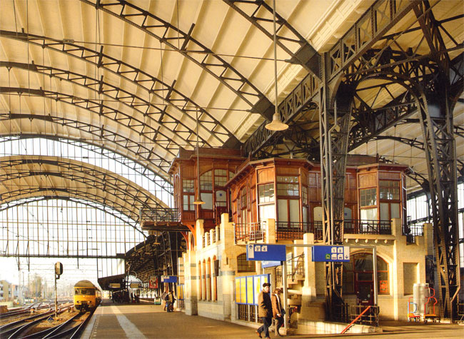 het perron van het station van haarlem...