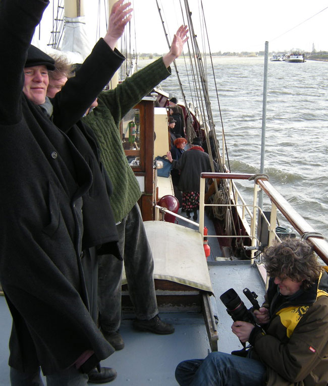 zwaaiende broers