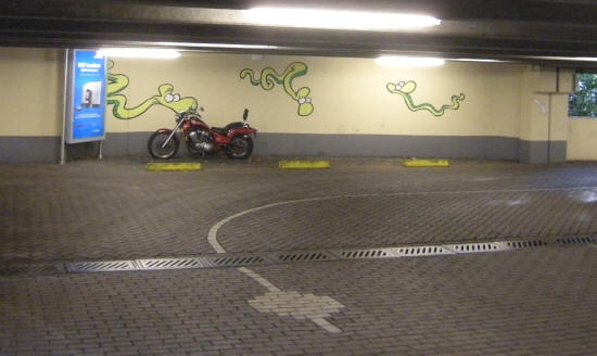 let op de "slang" op de grond...
