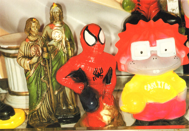 simpson, spiderman en heiligenbeeldjes...