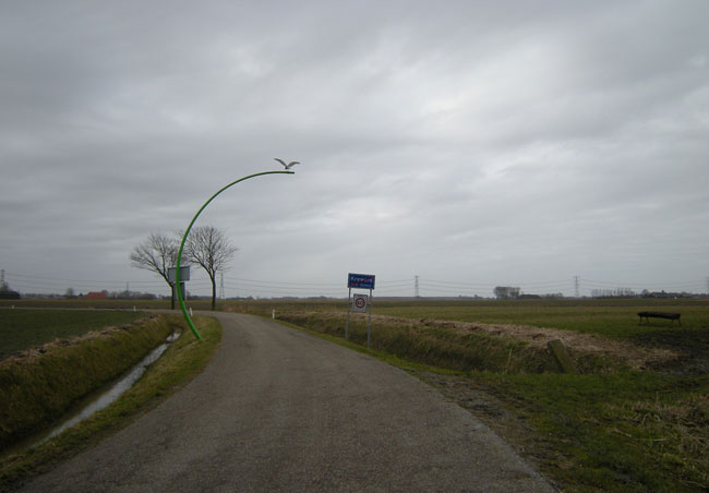 de kromme paal met zeemeeuw duidt op delfzijl...
