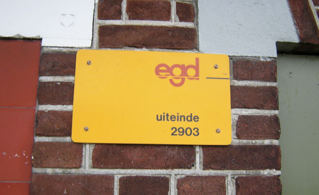 alleen op het electriciteitshuisje in uiteinde is de naam van het gehucht te vinden...