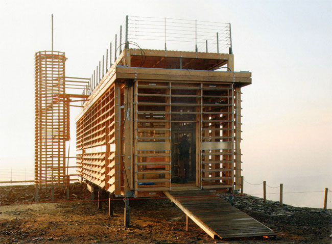 houten gebouw van rajnis...