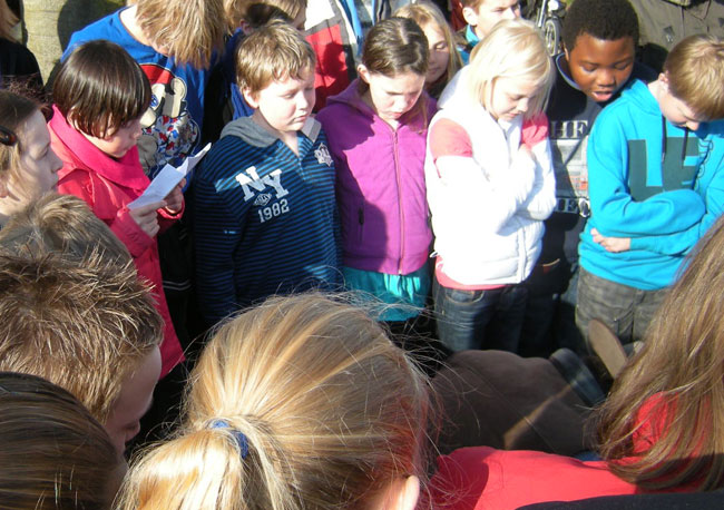meisje links leest gedicht voor...