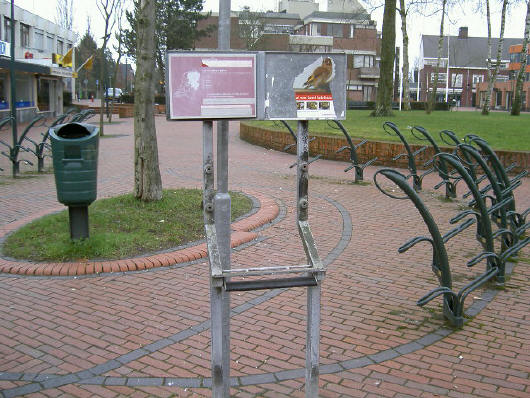verdwenen brievenbus en een van de weinige overgebleven afvalbakken...