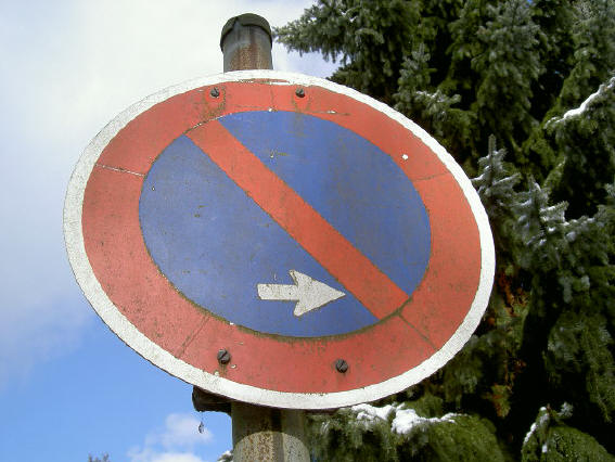 in elkaar geknutseld verkeersbord...