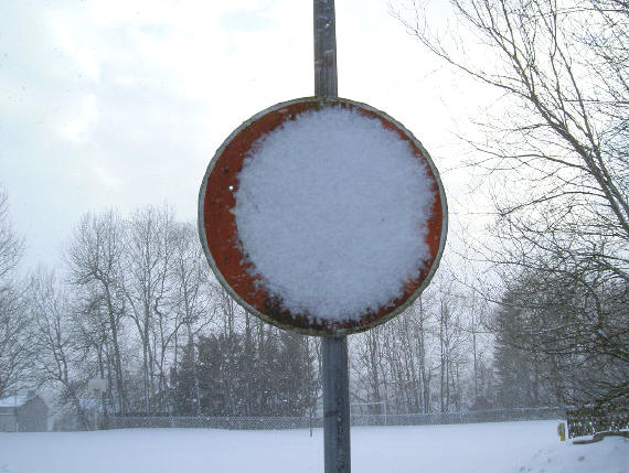 verkeersbord in de sneeuw...