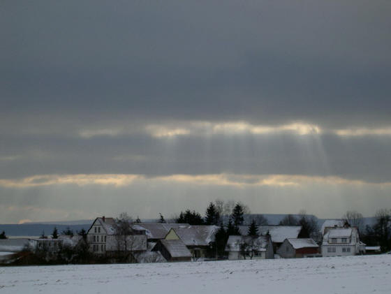 de zon breekt door boven tettenborn...