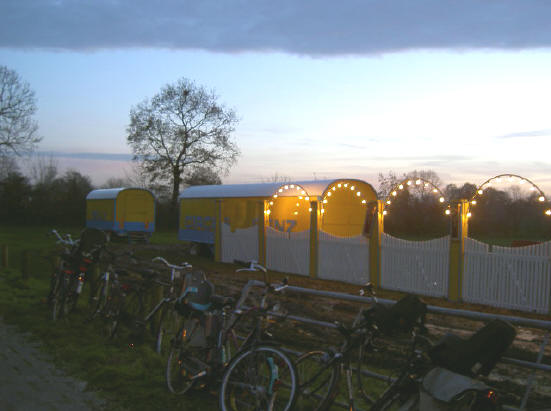 op de fiets naar het circus...