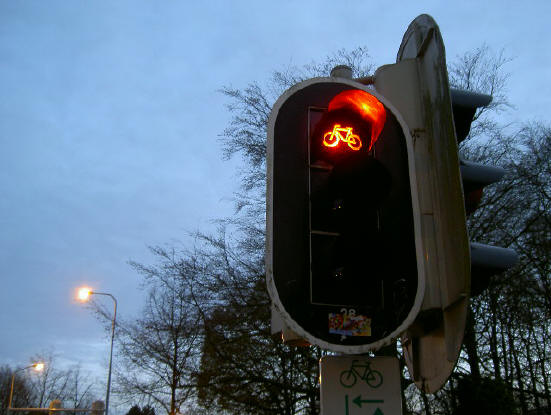 stoplicht in de schemering
