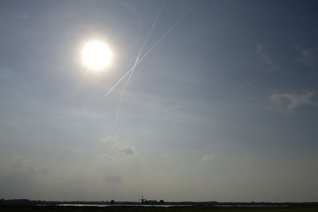 28 augustus 2012, met vliegtuigstrepen