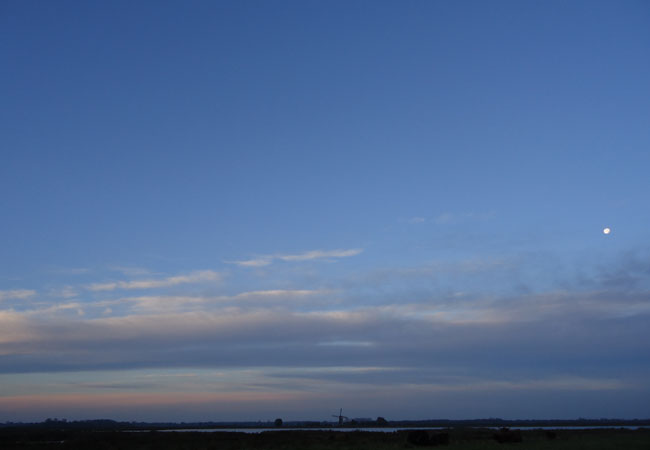 november 2012, ochtend, de maan nog in de lucht...