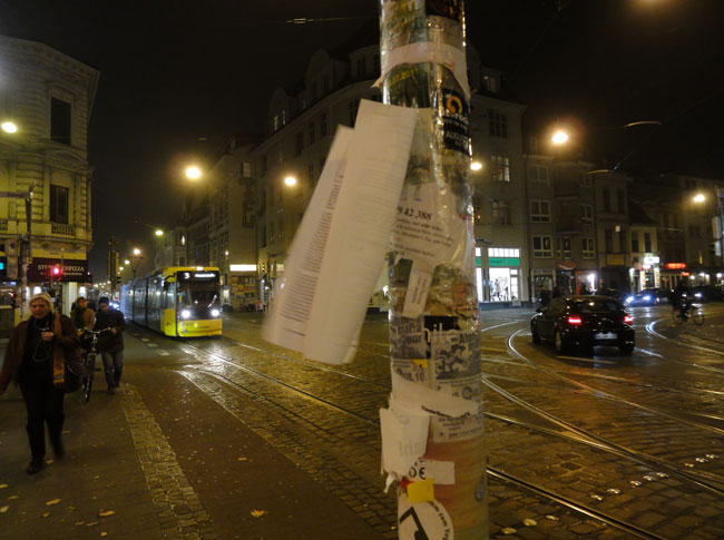 een paal vol papiertjes en stickers