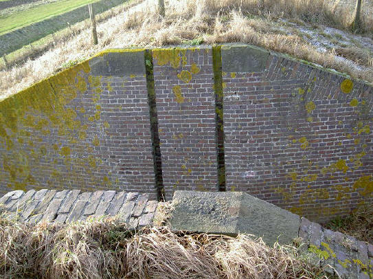 in de uitgespaarde sleuven konden balken geschoven worden...