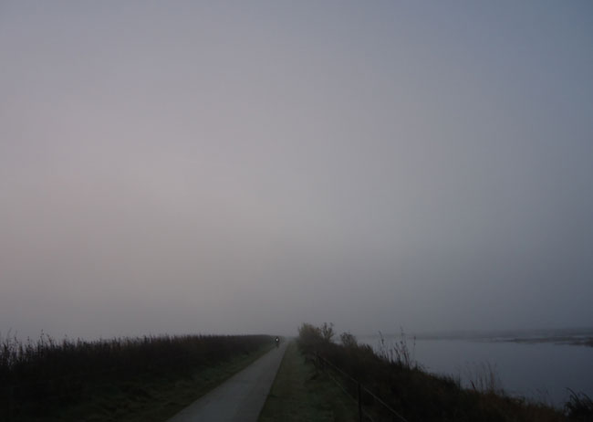 mistige novemberochtend 2012, met fietser...