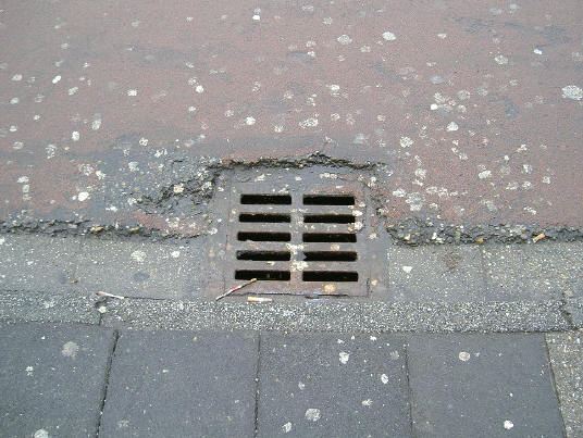 zo'n verweerd stoeprandje past er wel mooi bij...