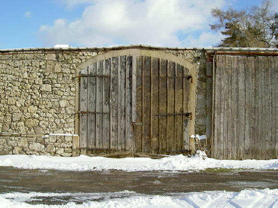 poort in stenen muur...