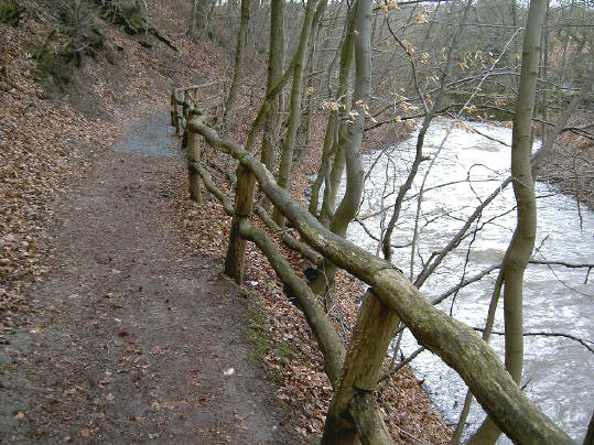 woest stromend beekje