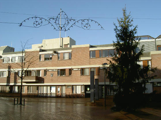 kerstboom buiten, voor het gemeentehuis...