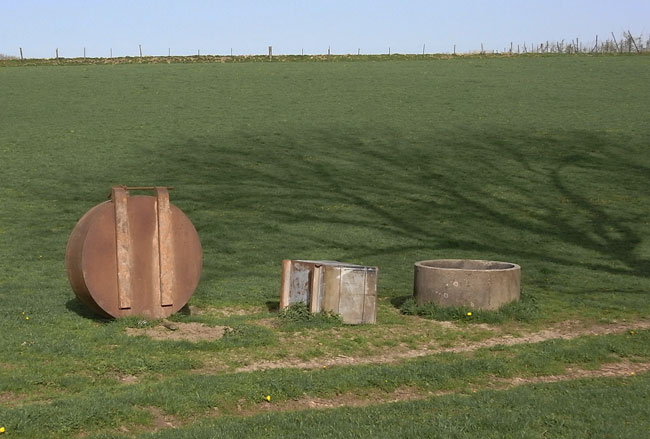 drie objedcten op rij, en dan die schaduw van die boom er nog achter.....