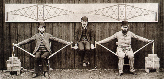 drie heren demonstereren de werking van een bepaald type brug...