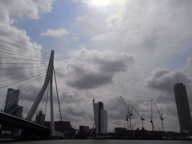 een imposant stukje maasoever in rotterdam...