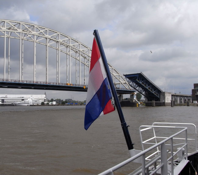 achterdek van de waterbus en een open brug...