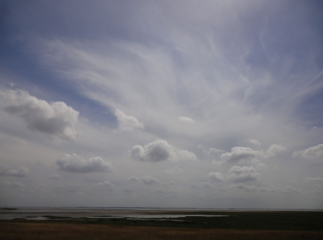sluierende wolken boven de kwelders...