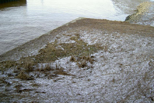 vanaf de sluis naar beneden kijkend...