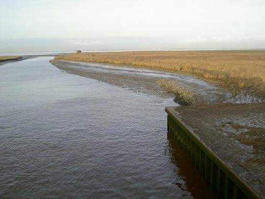hier kijk je vanaf de sluis richting dollard...