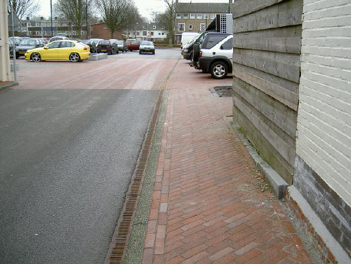 van stoep naar parkeerterrein...