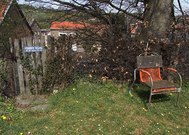 achter het hek een steile trap naar een tuin in de diepte...