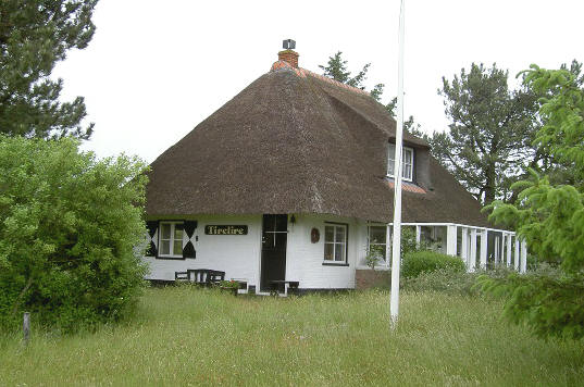 een van de weinige huizen aan de rechterkant van de weg...