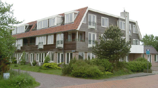en nog een appartementencomplex - drie verdiepingen hoog, maar het lijkt minder groot, wat al heel knap is...