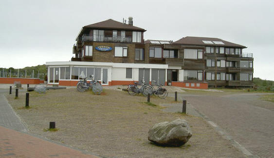 en achter dit hotel ligt het strand....