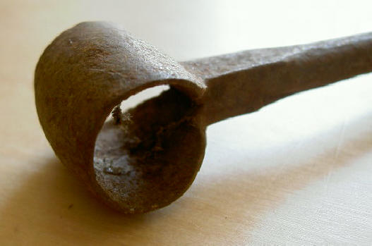 de achterkant van de boor, waar je een stuk hout doorheen kon steken om meer kracht te zetten
