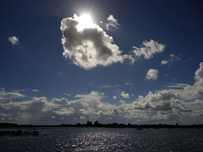 zon achter wolk...