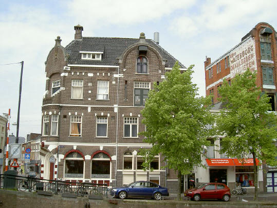 links de a-brug - het hoekhuis is nummer 1...